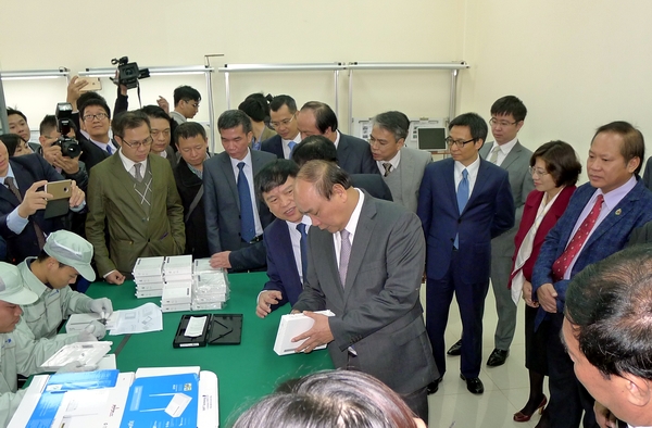 Do đó, VNPT cũng kiến nghị với Thủ tướng Chính phủ về mong muốn có cơ chế để các cơ quan, dự án nhà nước ưu tiên sử dụng sản phẩm công nghệ do các doanh nghiệp trong nước thiết kế, phát triển và sản xuất trong đó có các sản phẩm của VNPT Technology nhằm đảm bảo an toàn an ninh, hỗ trợ phát triển công nghệ công nghiệp chủ lực, từ đó thúc đẩy các ngành công nghiệp phụ trợ trong nước; trên cơ sở đó đẩy mạnh việc xuất khẩu ra thị trường nước ngoài
