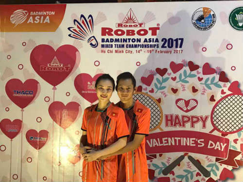 Tiến Minh hôn vợ yêu, hẹn hò muộn ngày Valentine
