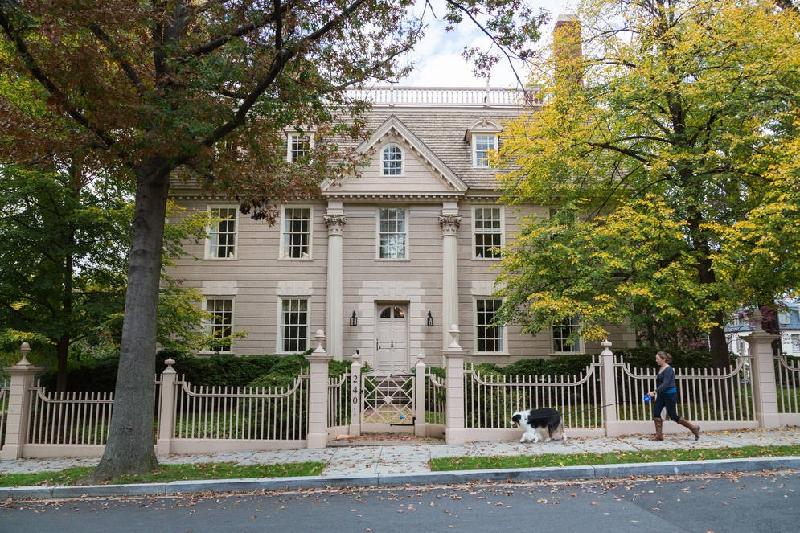 Khu Kalorama chỉ cách Nhà Trắng 13 phút lái xe. Tại đây, nhà Obama sẽ trở thành hàng xóm với cô con gái nổi tiếng của ông Trump, Ivanka Trump, và CEO của tập đoàn Amazon, Jeff Bezoz. Một số thành viên trong nội các của tân tổng thống Mỹ cũng đang tìm nhà tại khu này. Ảnh: Airbnb.