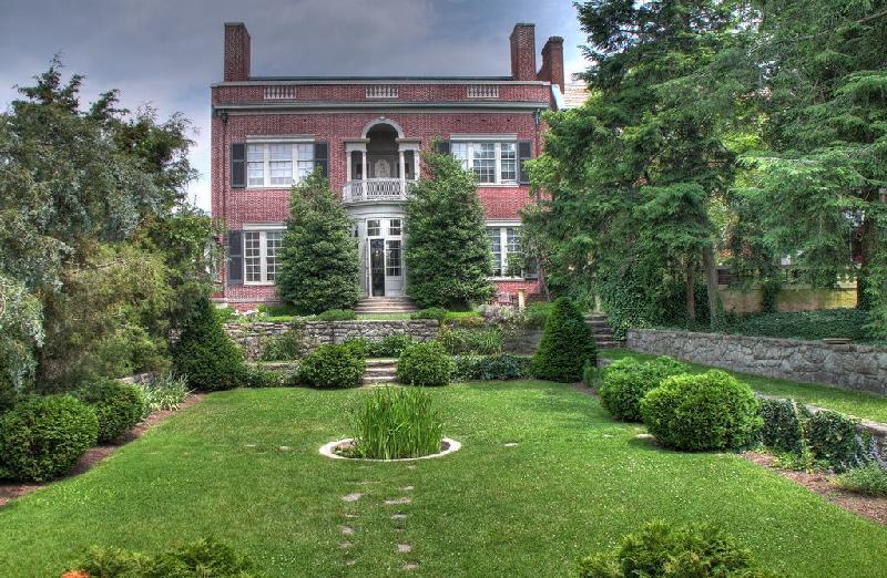 Kalorama là nơi có nhiều di tích lịch sử từ thế kỷ 19 và an ninh cực kỳ nghiêm ngặt. Nhân viên an ninh tuần tra tại khu này với mật độ dày đặc. Một số cư dân tại đây cũng là nhân viên tình báo. Ảnh: Washington Post.
