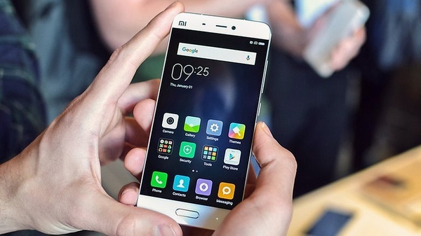 Xiaomi Mi 5 và Mi 5 Pro: Xiaomi đã tạo được tiếng vang lớn tại MWC 2016 với dòng Mi 5 siêu phẩm. Thiết kế và thông số kỹ thuật của bộ đôi này rất ấn tượng. Các phiên bản bình thường Mi 5 có tấm kính 3D ở mặt sau, bộ nhớ trong 32GB hoặc 64GB và bộ nhớ RAM 3GB. Phiên bản Pro có mặt sau bằng gốm, bộ nhớ trong lên tới 128GB và RAM 4GB. Cả hai smartphone này đều mang sức mạnh chip Snapdragon 820 và hệ thống ổn định hình ảnh quang học 4 trục – yếu tố gây ấn tượng mạnh tại MWC 2016. Tuy sở hữu cấu hình mạnh mẽ tương đương với các smartphone cao cấp của các thương hiệu nổi tiếng nhưng giá của Mi 5 chỉ ở mức tầm trung. 