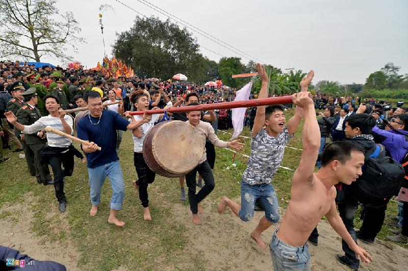 Cảnh vỡ trận ở lễ hội cướp phết nổi tiếng miền Bắc hình ảnh 1 Lễ hội làng Hiền Quan diễn ra trong hai ngày 12 và 13 tháng Giêng âm lịch. Chiều 9/2 là màn hội sôi động nhất với trò thanh niên trong làng chia nhóm tham gia cướp phết.