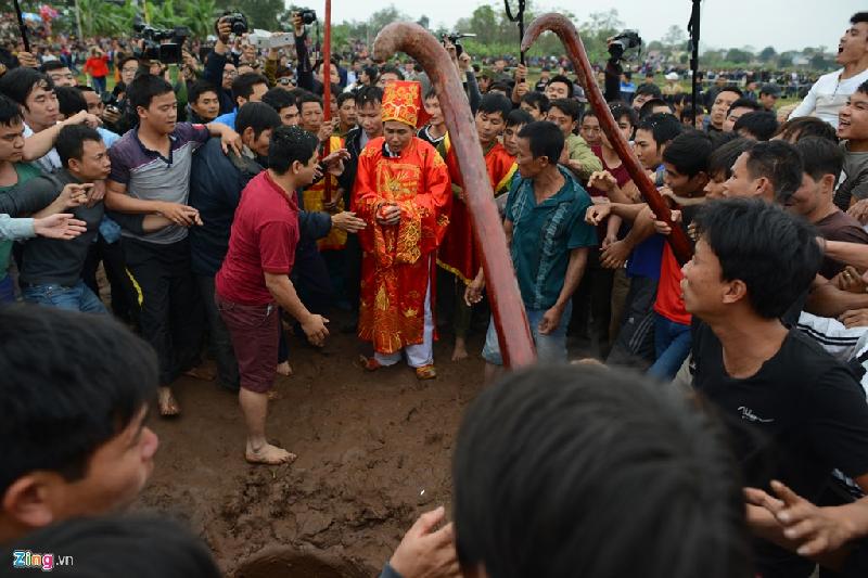 Cảnh vỡ trận ở lễ hội cướp phết nổi tiếng miền Bắc hình ảnh 4 Bãi đánh phết năm nay cũng được quy hoạch lại, bố trí ở bãi đất rộng 1.500 m2, 4 góc là 4 cây nêu, xung quanh được chăng dây biên giới hạn. Có một trọng tài chính, hai trọng tài biên có mặt trong sân để phân định thắng thua các tình huống. Đại diện BTC cho biết ngoài lực lượng an ninh và y tế được phép vào sân trong một số tình huống nhất định, tất cả những người còn lại tuyệt đối không ai được tự ý vào trong.