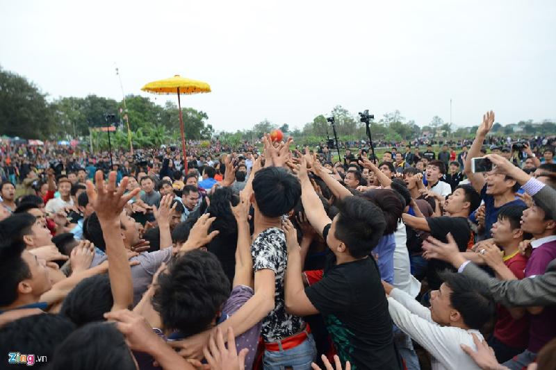 Tuy nhiên, khi cụ tiên chỉ của làng rước phết ra hố chôn thì bãi phết đã vỡ trận, hàng trăm thanh niên không trong diện