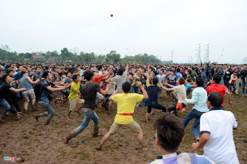 Thỉnh thoảng, quả phết lại bị hất tung lên trời bay về một góc khác.