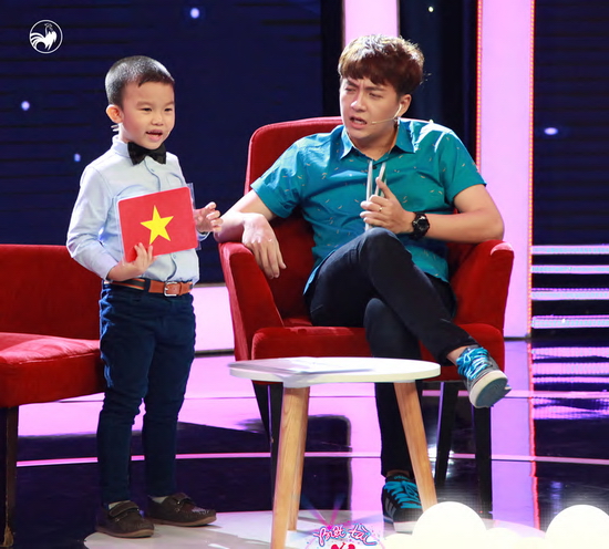  Kế đó, Ngô Kiến Huy thử tài của bé bằng cách đưa ra hình lá cờ của các nước trên thế giới để bé đoán. Không những nhận biết được tên các nước qua lá cờ mà bé còn giới thiệu được nét văn hóa đặc trưng của từng nước. Bé tiếp tục nói líu lo và đánh đố hai đội chơi khiến mọi người bật cười thích thú. Nhiều lúc bé nói rất nhanh và ngọng nghịu khiến mọi người theo dõi khó khăn và Ngô Kiến Huy đã phải xin… chai nước biển.  Không những vậy, cậu bé còn trổ tài dự đoán con giáp của từng nghệ sĩ. Bé cho rằng mình có thể suy luận logic mà không ai có thể làm được.