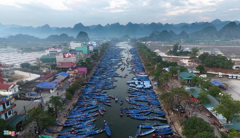 6h ngày mùng 6 Tết (2/2 dương lịch), bến thuyền suối Yến (xã Hương Sơn, huyện Mỹ Đức, TP. Hà Nội) tấp nập đưa người vào chùa Hương.