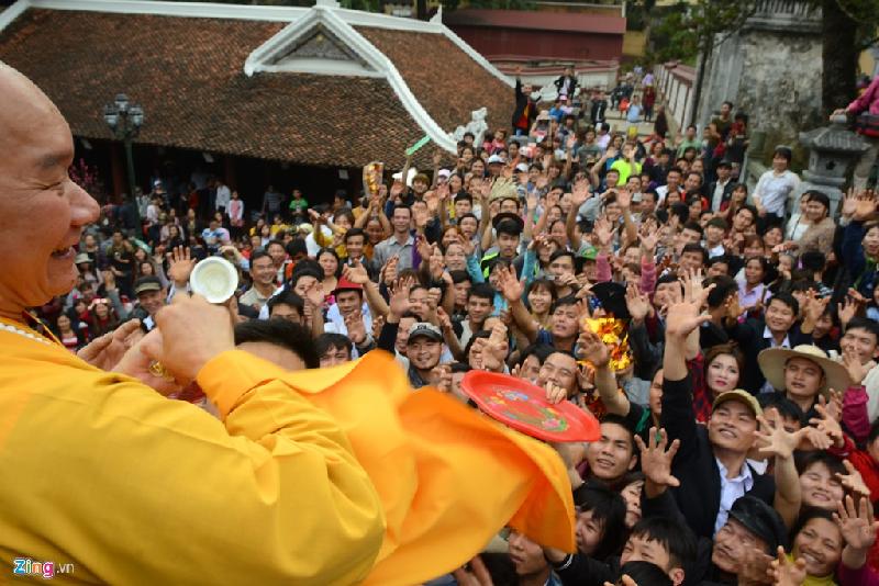 Với mong muốn có được lộc may mắn trong ngày đầu năm đi lễ hội, ai cũng giơ tay, mâm đĩa, mũ, nón ngửa ra xin thầy.