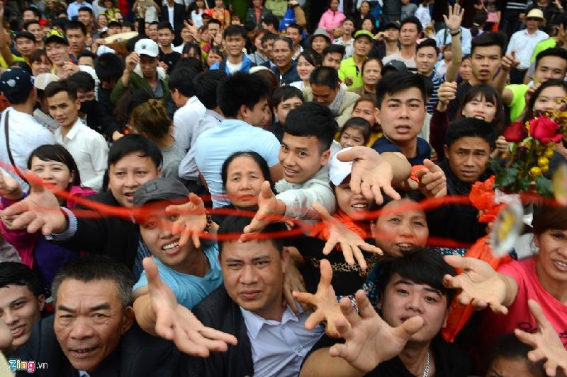 Hỗn loạn khi tranh lộc tại lễ khai hội chùa Hương hình ảnh 8 Lộc của chùa phát tặng là những chiếc vòng chỉ đỏ có gắn ngọc in chìm tượng phật bên trong.