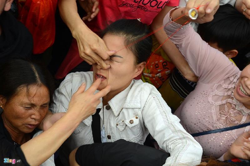 Số lượng vòng lộc có hạn mà lượng người mong muốn nhận được lại quá lớn nên những hình ảnh giành giật diễn ra không tránh khỏi.