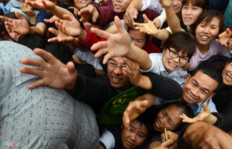 Không chỉ thanh niên, trung niên mà còn có cả người già, trẻ nhỏ, phụ nữ cũng chen nhau lên phía trước, tranh giành xin bằng được vòng lộc.