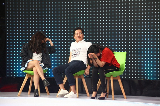 Không chịu thua, bạn trai Nhã Phương đã khẳng định: “90 triệu dân thì mới có 1 trường hợp như Sơn Tùng” và “90 triệu dân thì mới có 1 trường hợp như Noo Phước Thịnh”. Với Trấn Thành, anh xét về tướng đứng của thí sinh và phát hiện được điều đặc biệt của giọng ca. Còn Bùi Anh Tuấn hoang mang chưa đưa ra được phán đoán.