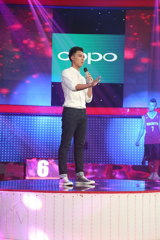Giọng ca bí ẩn số 6 thuộc lời hơn 100 ca khúc khi hát karaoke. Trong khi Trường Giang và Ốc Thanh Vân đều cho rằng thí sinh này hát hay thì Thái Trinh lại có cảm giác ngược lại. Trấn Thành cho biết nhìn có vẻ hát được nhưng không biết âm thanh phát ra có ổn hay không. Thu Trang cho rằng giọng ca này hát hay vì đẹp thì có quyền.