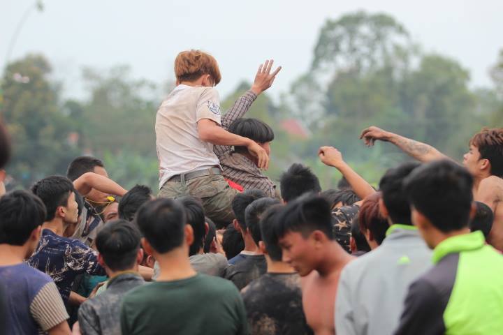 Nháo nhào chui qua rào cướp phết Hiền Quan Nháo nhào chui qua rào cướp phết Hiền Quan