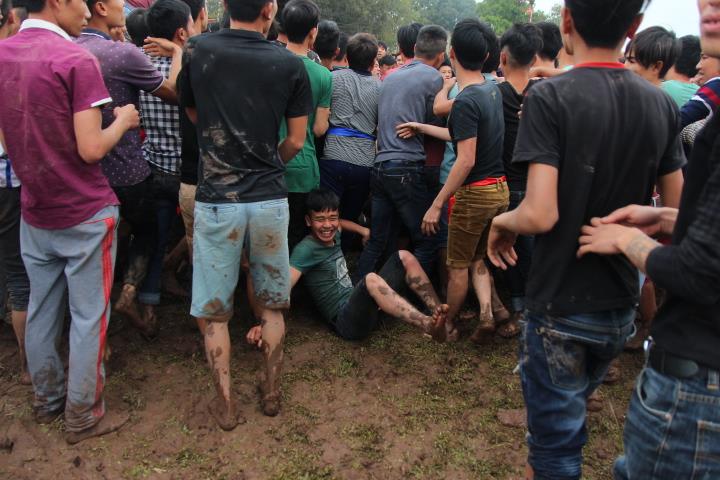 Nháo nhào chui qua rào cướp phết Hiền Quan