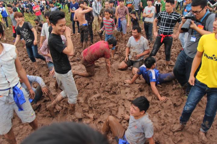Nháo nhào chui qua rào cướp phết Hiền Quan