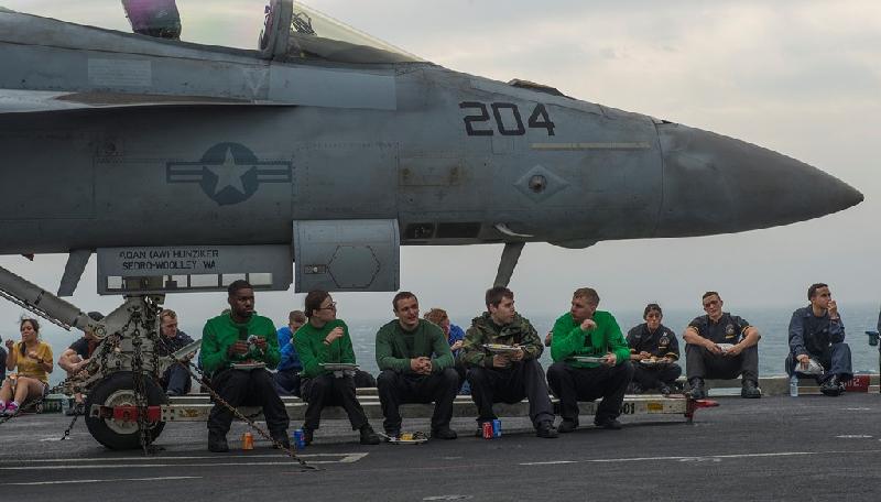 Uy lực vượt trội của sân bay nổi vừa đến Biển Đông hình ảnh 11 Tàu sân bay Carl Vinson là nơi làm việc, sinh hoạt của hơn 6.000 thủy thủ, trong đó có 2.480 nhân viên hàng không.