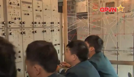 Việt Nam chuẩn bị sẵn sàng bắn thử tên lửa S-300? - Ảnh 8 Việc vận hành tổ hợp S-300 đòi hỏi quá trình học tập, làm chủ rất nghiêm ngặt bởi đây là vũ khí rất mạnh nhưng cũng rất phức tạp… Nguồn ảnh: Quốc phòng Việt Nam