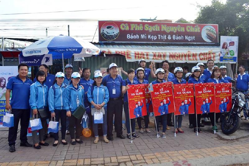Sau lễ phát động, các đội bán hàng tỏa đi các điểm trên địa bàn để giới thiệu và bán sản phẩm.