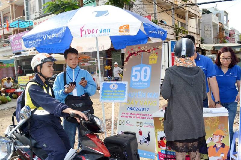 Đội bán hàng lan tỏa đi khắp các chợ và địa điểm tập trung đông người để phát triển thuê bao