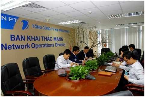 Các cán bộ VNPT-Net họp phối hợp chuẩn bị đổi mã vùng cố định các tỉnh. Mọi công tác chuẩn bị hiện đã hoàn thành, sẵn sàng cho việc chuyển đổi vào đêm nay.