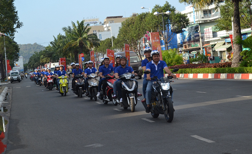Chỉ hơn 4 giờ đồng hồ, 10 nhóm Roadshows đã tiếp cận các khách hàng ở các khu dân cư, cơ quan đơn vị, khách vãng lai để tư vấn, giới thiệu dịch vụ và bán được gần 1000 sim thẻ VinaPhone. Trong số 10 nhóm nói trên, hai nhóm số 5 và số 8 dẫn đầu về phát triển dịch vụ đã được hoan nghênh và nhận những phần quà lì xì may mắn của lãnh đạo VNPT BR-VT và TTKD.