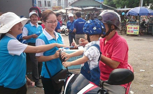 Ngày 06/2, Trung tâm Kinh doanh (TTKD) VNPT Vĩnh Long tổ chức đợt ra quân bán hàng lưu động đầu tiên của năm Đinh Dậu. Địa điểm được chọn là khu chợ Trung tâm huyện Vũng Liêm.