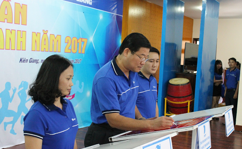 Tại buổi lễ, Lãnh đạo Trung tâm Kinh doanh VNPT - Kiên Giang và 13  đơn vị cơ sở ký giao kết hoàn thành vượt mức kế hoạch kinh doanh năm 2017.  Trong đó Doanh thu Viễn thông - Công nghệ thông tin, doanh thu dịch vụ VinaPhone, sản lượng thuê bao thực tăng đạt từ 100% trở lên; Thu nhập người lao động tăng 15% so năm 2016; Thu nợ cước dịch vụ Viễn thông đạt từ 99,35% trở lên; Thị phần tăng thêm ít nhất 3% so với năm 2016. 