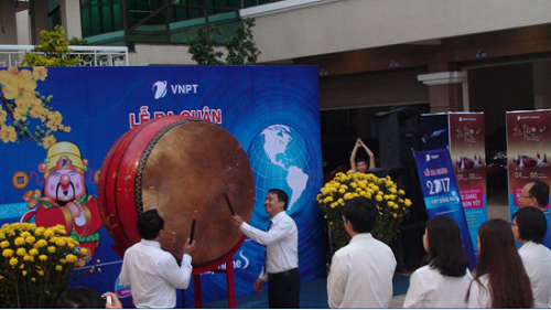 Năm 2016, VNPT Đồng Nai và TTKD đã hoàn thành tốt kế hoạch SXKD do Tập đoàn và TCTy VNPT VinaPhone giao; các chỉ tiêu về doanh thu, chênh lệch thu chi đều đạt và vượt so với kế hoạch. Do vậy, để tạo không khí thi đua ngay từ đầu năm, cũng như để động viên, khích lệ tinh thần làm việc của CBCNV, góp phần đẩy mạnh hoạt động kinh doanh, nỗ lực hoàn thành các chỉ tiêu kế hoạch năm 2017, Lãnh đạo hai đơn vị đã tổ chức Lễ ra quân này. 
