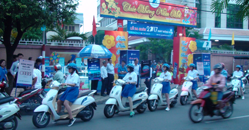Sau những tiếng trống lệnh ra quân của Giám đốc VNPT Đồng Nai và Giám đốc TTKD VNPT-Đồng Nai, các nhóm bán hàng của TTKD cũng như kỹ thuật của VNPT Đồng Nai bắt đầu xuất phát, tỏa ra các khu vực trung tâm, các chợ và khu dân cư để bán hàng, tư vấn dịch vụ, CSKH,...  