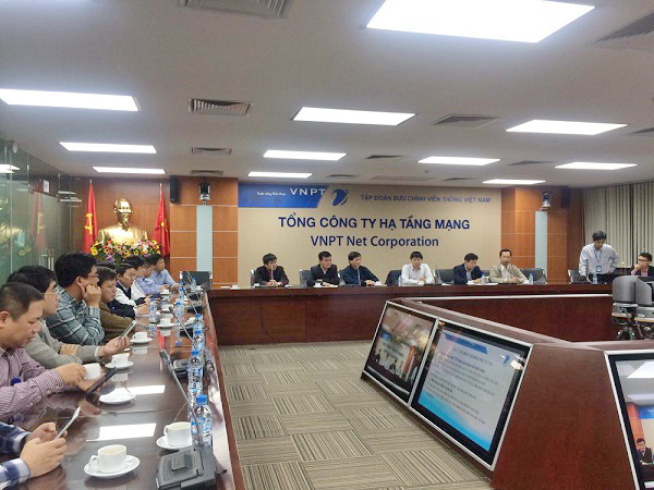 Các cán bộ chủ chốt của VNPT đều ở lại sau giờ làm việc để cùng giám sát việc đổi mã vùng.