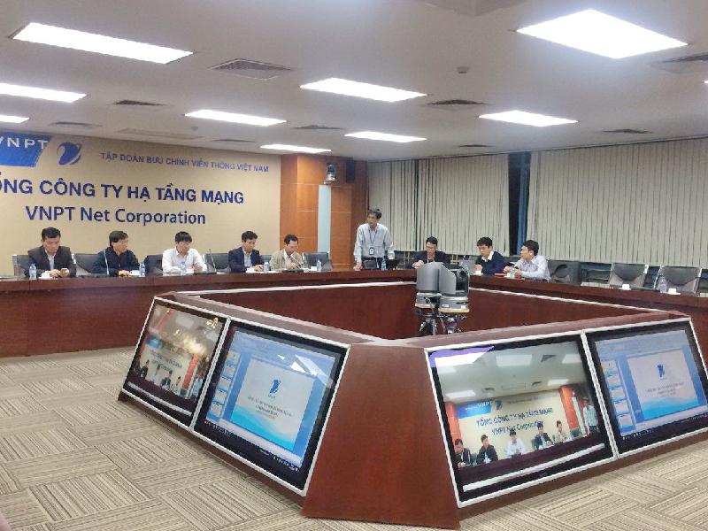 Lãnh đạo VNPT-Net báo cáo công tác chuẩn bị và thực hiện của VNPT theo các yêu cầu Bộ TT&TT đặt ra. Theo đó, bên cạnh hàng loạt các giải pháp kỹ thuật, VNPT đã xây dựng 13 hạng mục truyền thông để đưa thông tin về việc đổi mã vùng tới người dân.