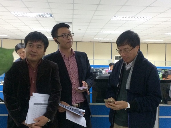 Ngay sau đó, đoàn làm việc đã cùng xuống ban Khai thác Mạng, nơi trực tiếp diễn ra việc chuyển đổi mã vùng cố định. Cục trưởng Cục Viễn thông đã thực hiện thử cuộc gọi tới một vài tỉnh trong Giai đoạn 1.