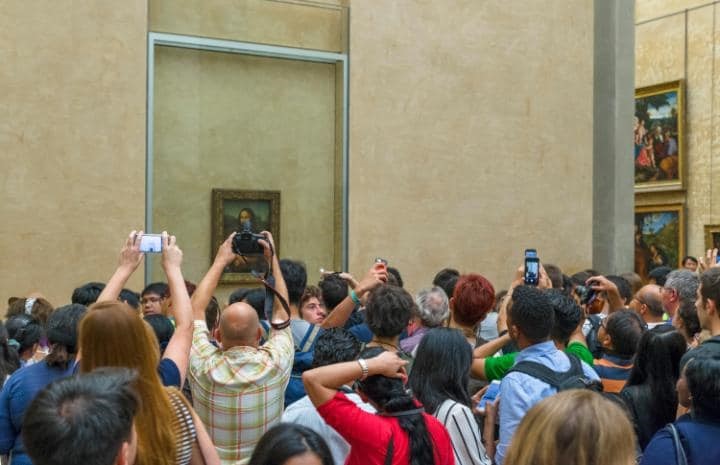 Nụ cười bí ẩn của nàng Mona Lisa trong bảo tàng Louvre, Paris, Pháp cuốn hút bạn? Bạn muốn lưu giữ một bức ảnh với