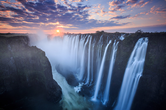 5. Thác Victoria tại biên giới Zambia và Zimbabwe: Thác Victoria nằm tại biên giới Zambia và Zimbabwe cực kỳ ấn tượng khi hoàng hôn buông xuống. Ảnh: Walkinmyshew