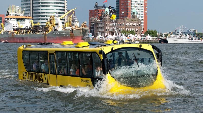 Tiêu chuẩn an toàn của xe buýt lưỡng cư được giám sát chặt chẽ bởi cơ quan quản lý đường bộ và đường sông. Người điều khiển xe buýt dưới nước ngoài bằng lái ôtô theo quy định còn phải học thêm khóa điều khiển tàu thuyền. Ảnh: Splashtours.