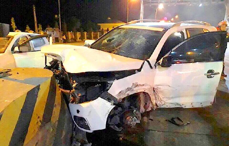 'Xế hộp' biến dạng khi đâm vào trạm thu phí, 5 người mắc kẹt trên xe