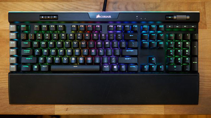 2. Corsair K95 RGB Platinum. Giá bán: 169,99 USD - tương đương 3,79 triệu đồng.