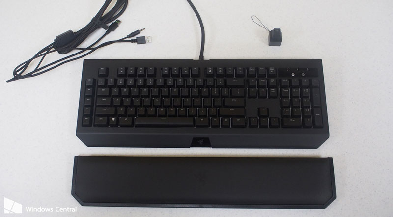 5. Razer BlackWidow Chroma V2. Giá bán: 169,99 USD - tương đương 3,79 triệu đồng.