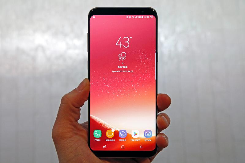 Màn hình vô cực: Samsung gọi nó là màn hình “Infinity Display”, hay còn gọi là màn hình vô cực tuyệt đẹp. Apple đang tụt lùi so với đối thủ khác khi họ phát hành một số smartphone có viền màn hình siêu mỏng hoặc gần như không còn viền màn hình. Trong khi Apple vẫn giữ thiết kế iPhone trong 3 năm liên tiếp. Chênh lệch giữa Apple và các đối thủ của họ chưa bao giờ được mở rộng hơn so với hiện nay, tất nhiên là nhờ có LG G6 và Galaxy S8 và S8 + của Samsung. Các điện thoại Galaxy S mới có màn hình chiếm tới 83% mặt trước. Viền cạnh màn hình hầu như không có và ngay cả phần trên và dưới màn hình cũng rất nhỏ. Thiết kế mới làm tăng đáng kể trải nghiệm người dùng và trông rất đẹp. Đặc biệt, màn hình Quad HD + Super AMOLED mới của Samsung cũng rất đẹp, hiển thị sắc nét.