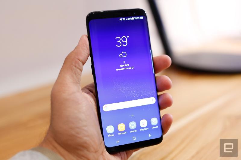 Cạnh cong: Lớp kính mặt trước của  Galaxy S8 và Galaxy S8 + được thiết kế cong xuống hai cạnh tạo cảm giác mỏng hơn nhiều so với trên thực tế. Nhờ thiết kế này mà khi cầm điện thoại trên tay tạo cảm giác thoải mái hơn. Trong khi đó, iPhone 7 Plus không tạo được cảm giác thoải mái như vậy khi sử dụng bằng một tay. Ngay cả khi iPhone 7 Plus có màn hình nhỏ hơn cả Galaxy S8 mới. Galaxy S8 sở hữu màn hình 5,8 inch, trong khi Galaxy S8+ có màn hình 6,2 inch, còn iPhone 7 Plus sở hữu màn hình 5,5 inch nhưng kích cỡ của iPhone 7 Plus to tương đương với Galaxy S8+.