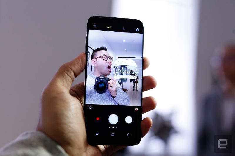 Nhận dạng khuôn mặt: Ngoài tính năng quét mống mắt, vân tay, Galaxy S8 và S8+ còn cung cấp thêm lựa chọn bảo mật mới là khả năng nhận diện khuôn mặt. Tính năng này được sử dụng thông qua camera mặt trước (nâng cấp lên 8MP). Hiện tại, chức năng nhận diện khuôn mặt chỉ được dùng để mở khóa điện thoại.