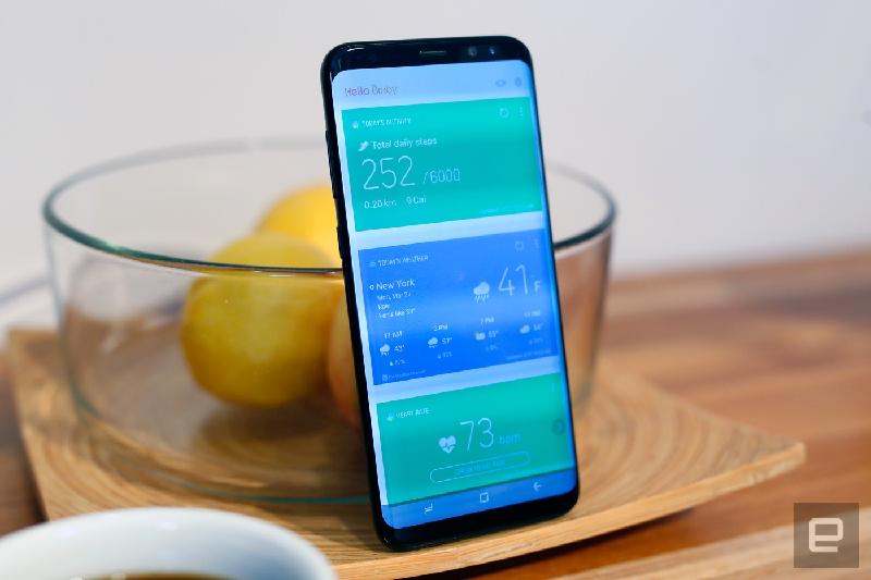 Bixby và trợ lý ảo của Google: Samsung cho phép người dùng lựa chọn sử dụng trợ lý ảo của Google - Assistant hoặc của chính nhà sản xuất này – Bixby. Trong khi đó, người dùng iPhone cũng có quyền truy cập các trợ lý giọng nói của bên thứ ba, nhưng bị hạn chế rất nhiều vì Apple không cho phép các nhà phát triển truy cập các thành phần chính của hệ điều hành iOS.
