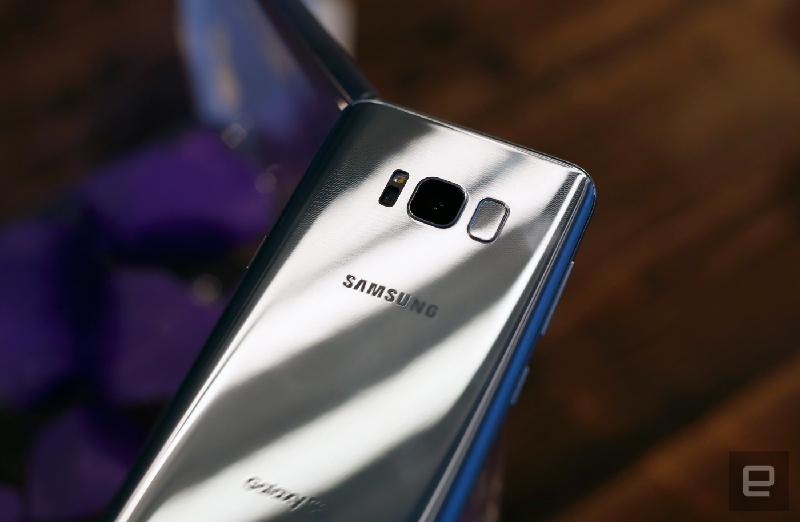 Bộ xử lý 10nm mới: Apple là nhà sản xuất hàng đầu khi nói đến chipset của smartphone nhưng Samsung đã đánh bại Apple khi trình làng Galaxy S8 và Galaxy S8+. Cả hai siêu phẩm này đều trang bị chip Snapdragon 835 và Exynos 8895 dựa trên công nghệ 10nm, mang lại những cải tiến đáng kể về hiệu suất hoạt động và hiệu quả. Apple đang làm việc với SoC 10nm mới nhưng hiện tại chưa có iPhone nào của “Nhà Táo” trang bị loại chip này.