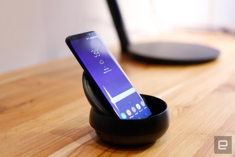 Sạc không dây: Sạc không dây là một tính năng khác mà Apple cũng đang xem xét để trang bị cho iPhone thế hệ kế tiếp, nhưng điện thoại của Samsung đã hỗ trợ sạc không dây trong vài năm qua. Galaxy S8 và S8 + cũng hỗ trợ sạc không dây dựa trên công nghệ Qi và công nghệ sạc không dây tốc độ cao của chính Samsung.