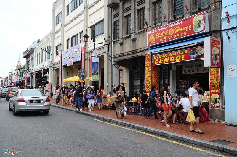 Tại Malaysia, tuyến phố du lịch ở Malacca, nhiều du khách cũng phải len lỏi trên lối đi còn khá hẹp bởi các hàng quán bày bàn ghế phục vụ tràn ra vỉa hè. Đương nhiên, họ thà đi người trước người sau mà không tràn xuống lòng đường bởi nhiều ôtô đang lưu thông.