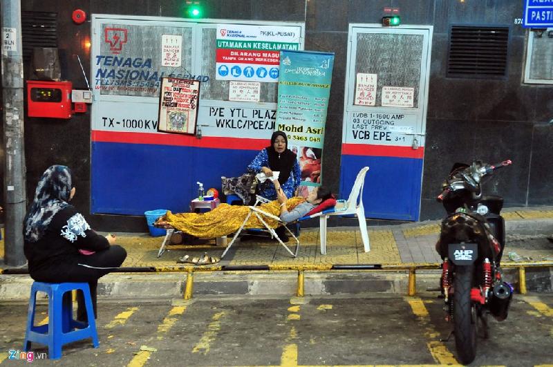 Một góc phố ở thủ đô Kuala Lumpur, có người còn mang giường gấp ra trên vỉa hè rộng chưa đầy 2 m.