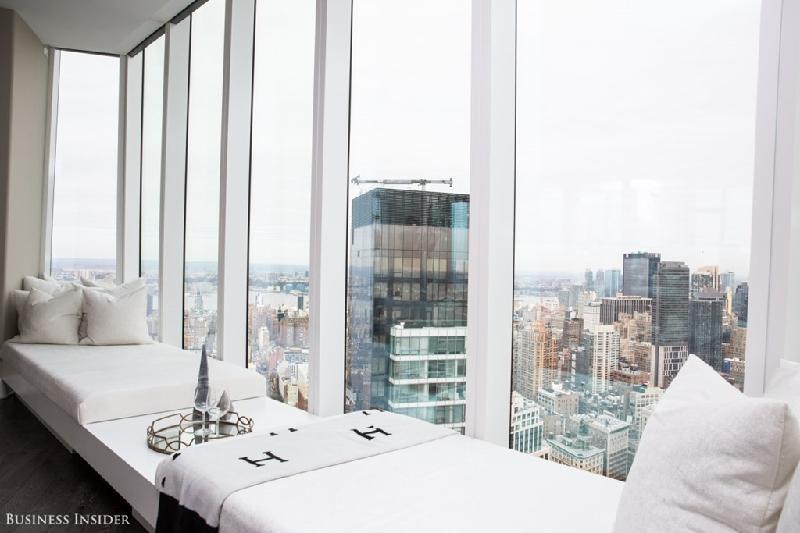 Từ căn hộ cũng có thể nhìn xuống căn pent house của tỷ phú Rupert Murdoch, được ông mua năm 2014 với giá 57,25 triệu USD.