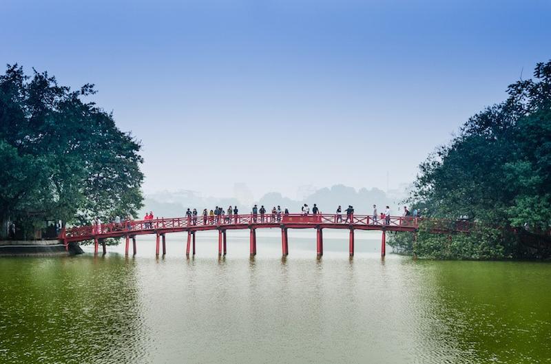 Hà Nội: Thủ đô nghìn năm văn hiến với khu phố cổ đặc trưng, lưu giữ nét kiến trúc lâu đời cũng như nhiều giá trị truyền thống luôn chờ đợi du khách quốc tế khám phá. Hồ Hoàn Kiếm với đền Ngọc Sơn và cầu Thê Húc - những biểu tượng của Hà Nội. Ngoài ra, du khách có thể tìm hiểu văn hóa - lịch sử đất nước khi tới tham quan Lăng chủ tịch Hồ Chí Minh, nhà tù Hỏa Lò, bảo tàng dân tộc học... Ảnh: Touropia.