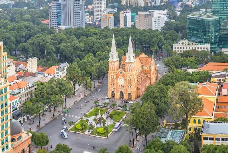 TP.HCM là một trong hai trung tâm kinh tế - văn hóa lớn nhất cả nước, thành phố nhưng vẫn lưu giữ lại những nét kiến trúc duyên dáng từ thời Pháp thuộc. Theo gợi ý của Trip Advisor, du khách quốc tế có thể tới Bảo tàng Chứng tích Chiến tranh, địa đạo Củ Chi để tìm hiểu về chiến tranh Việt Nam, hay tới tham quan nhà thờ Đức Bà, chùa Ngọc Hoàng. Nếu muốn mua sắm, chợ Bến Thành là điểm đến quen thuộc với nhiều loại mặt hàng phong phú. Ảnh: Touropia.